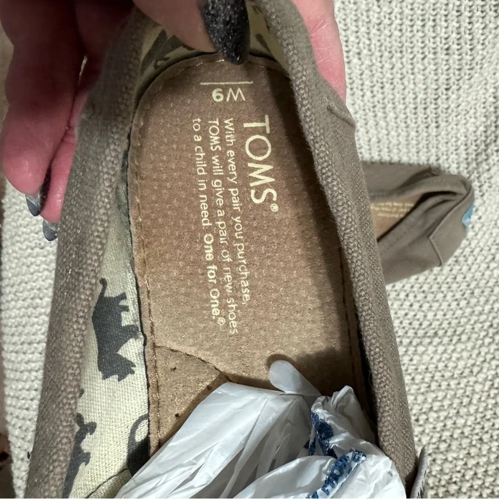 TOMS‎ women's classic canvas Alpargata shoes in the color ash gray. Size 9